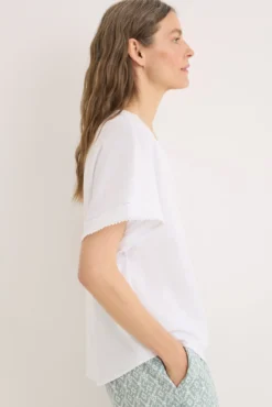 Blusa de renda com apliques