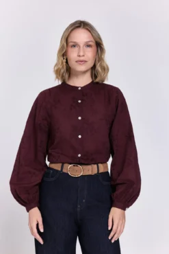 Blusa de tecido bordado