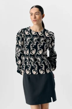 Blusa de tecido bordado
