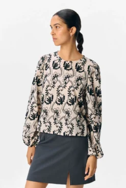 Blusa de tecido bordado