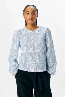 Blusa de tecido bordado