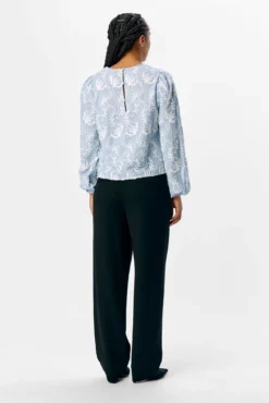 Blusa de tecido bordado