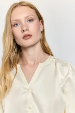 Blusa esvoaçante com acabamento semibrilho