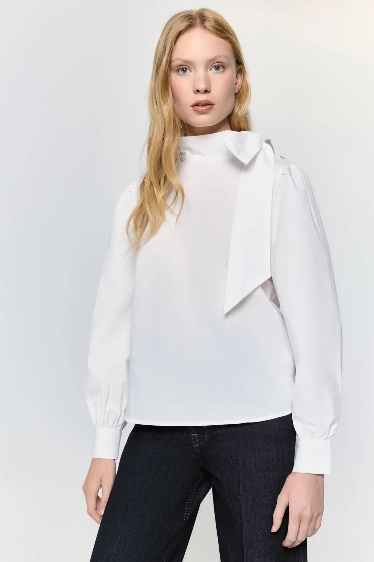 Blusa esvoaçante com gola
