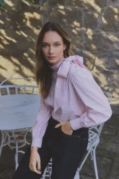 Blusa esvoaçante com gola