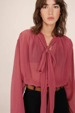 Blusa esvoaçante com laçada