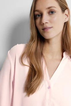 Blusa fluida com decote em bico confecionada com materiais reciclados