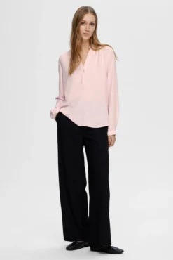 Blusa fluida com decote em bico confecionada com materiais reciclados