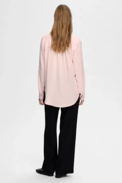 Blusa fluida com decote em bico confecionada com materiais reciclados