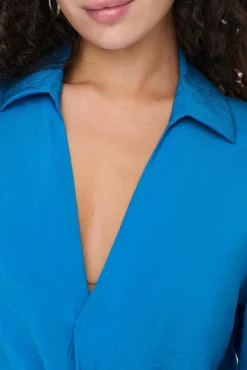 Blusa fluida gola em bico