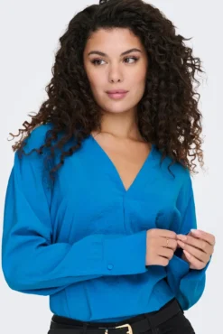 Blusa fluida gola em bico
