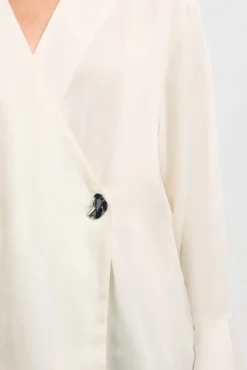 Blusa gola V com detalhe metálico