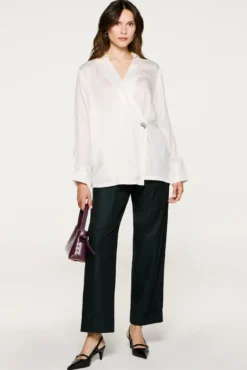 Blusa gola V com detalhe metálico