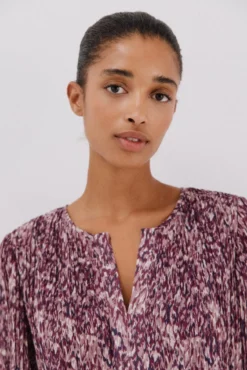 Blusa plissada contrastante