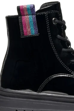 Botas com efeito verniz