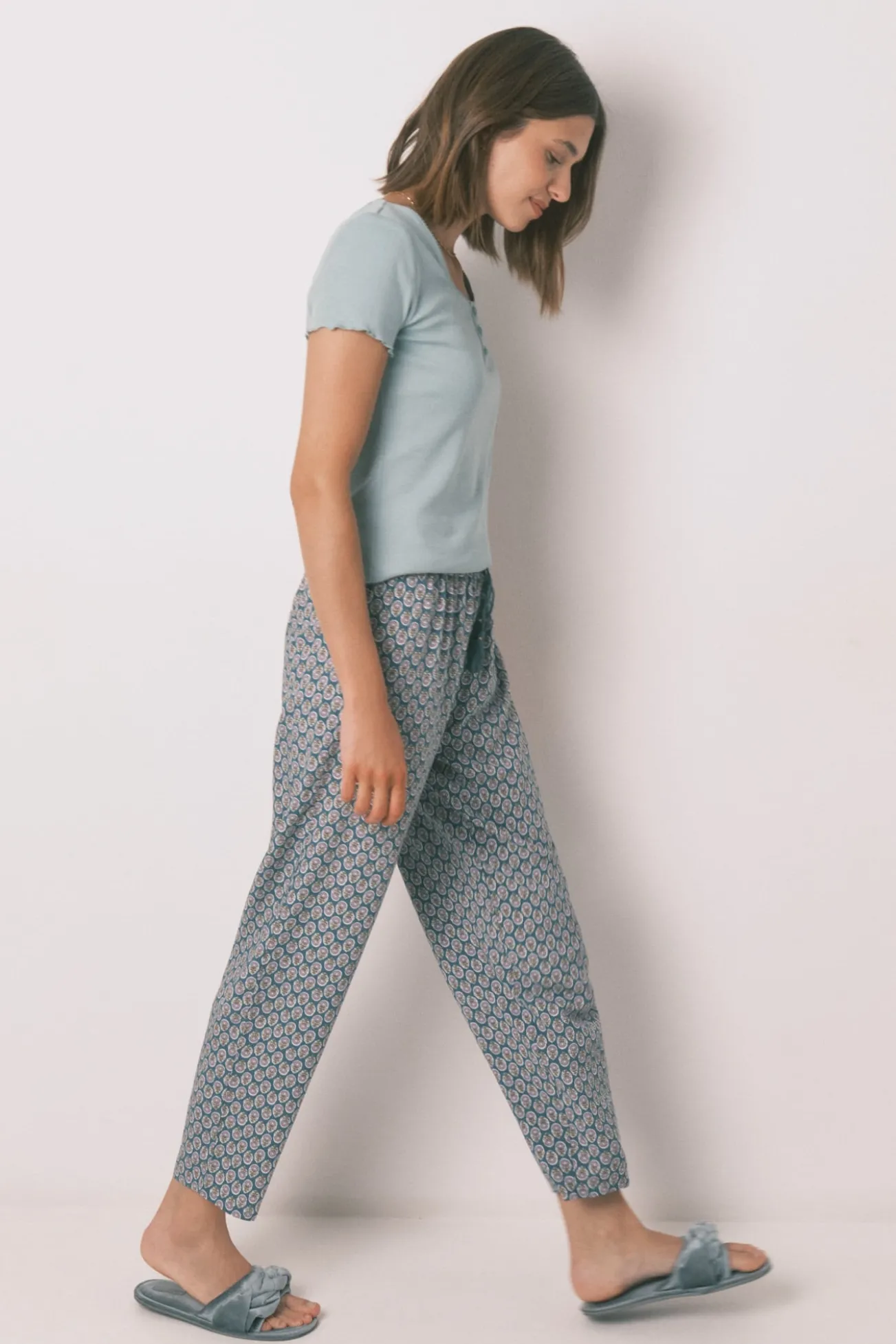 Calça calça estampada em viscose cenoura