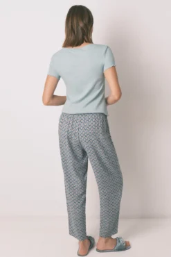 Calça calça estampada em viscose cenoura