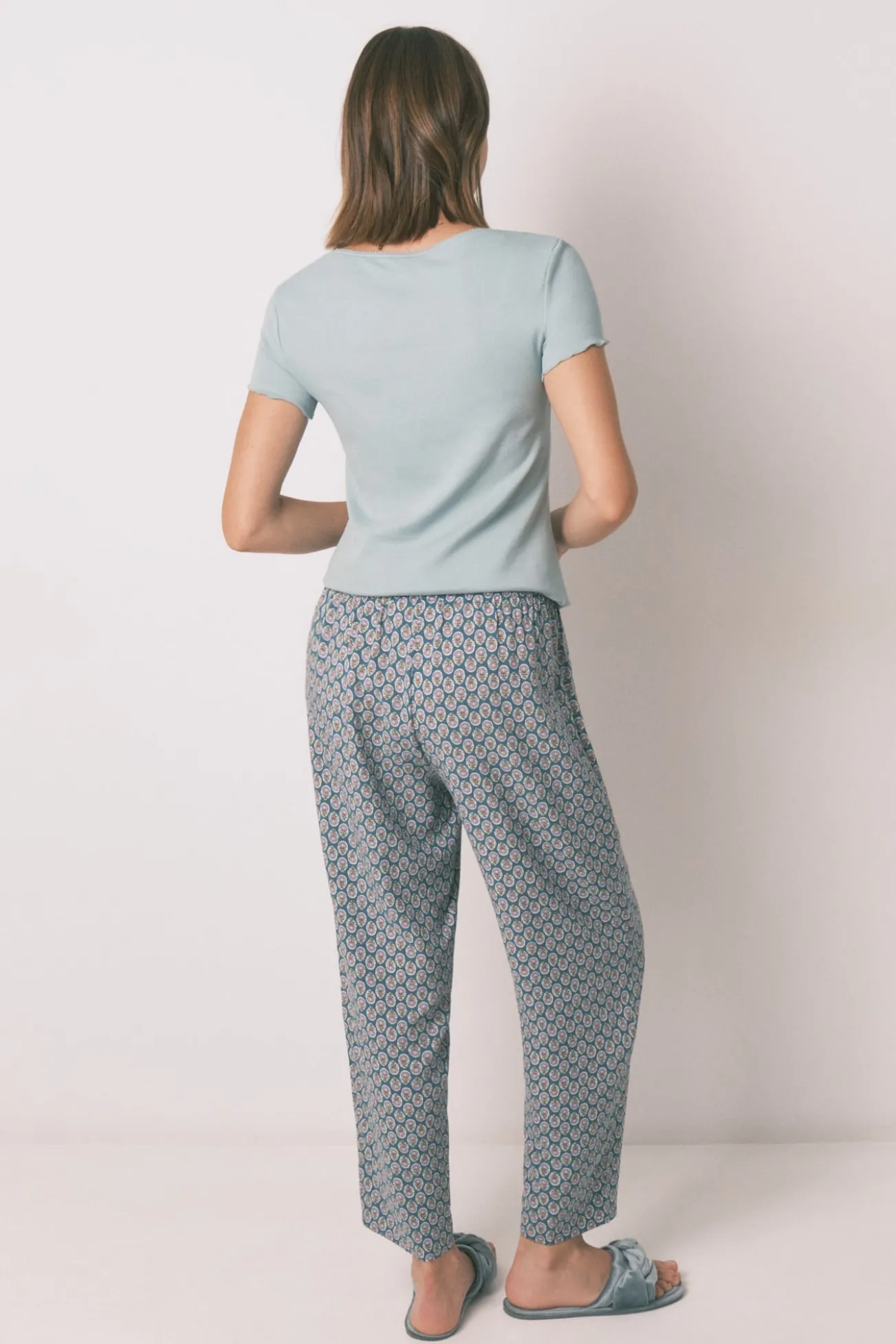 Calça calça estampada em viscose cenoura