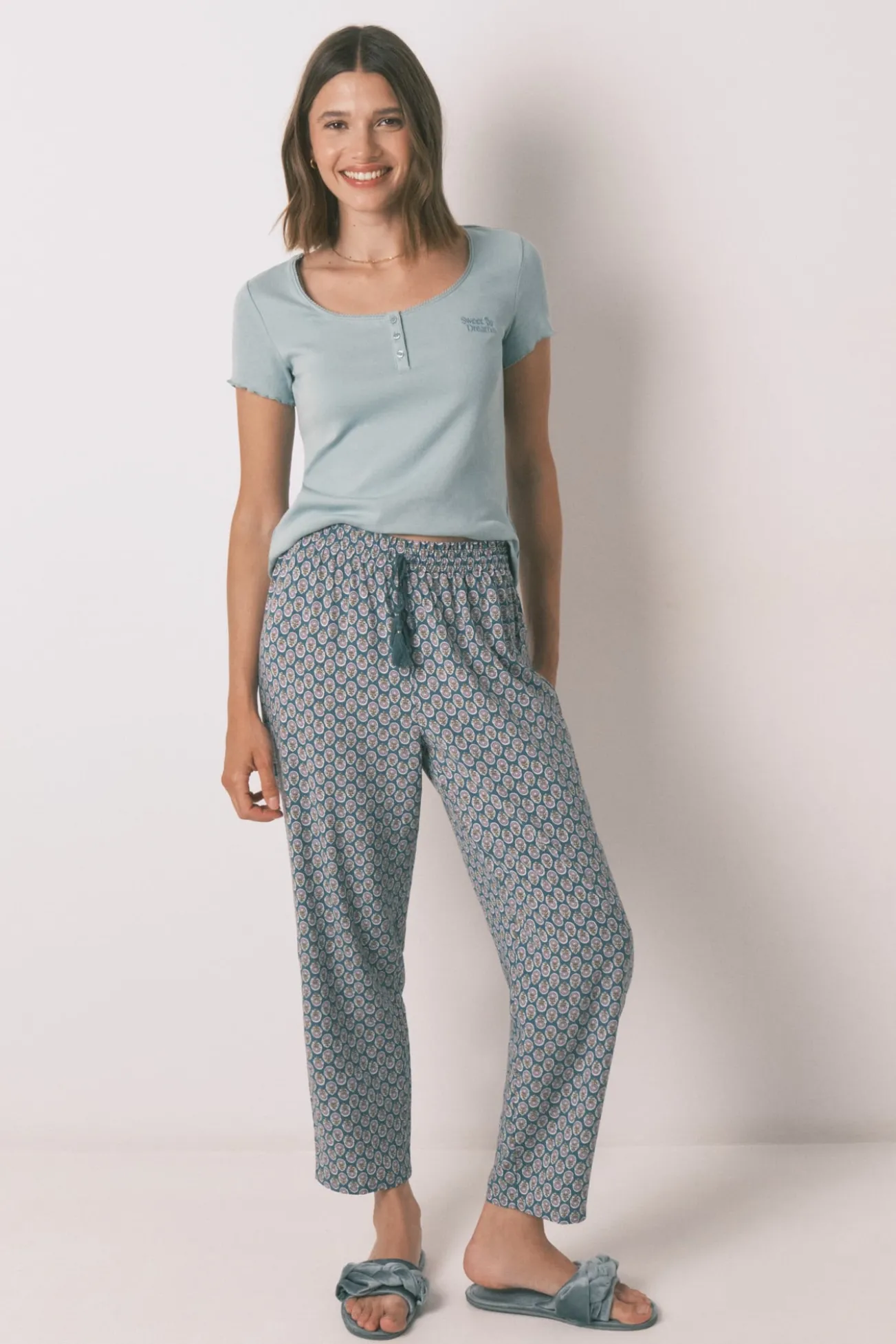 Calça calça estampada em viscose cenoura