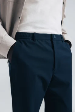 Calça chino jogger com caimento confortável