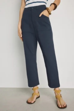 Calça color com bolsos de remendo