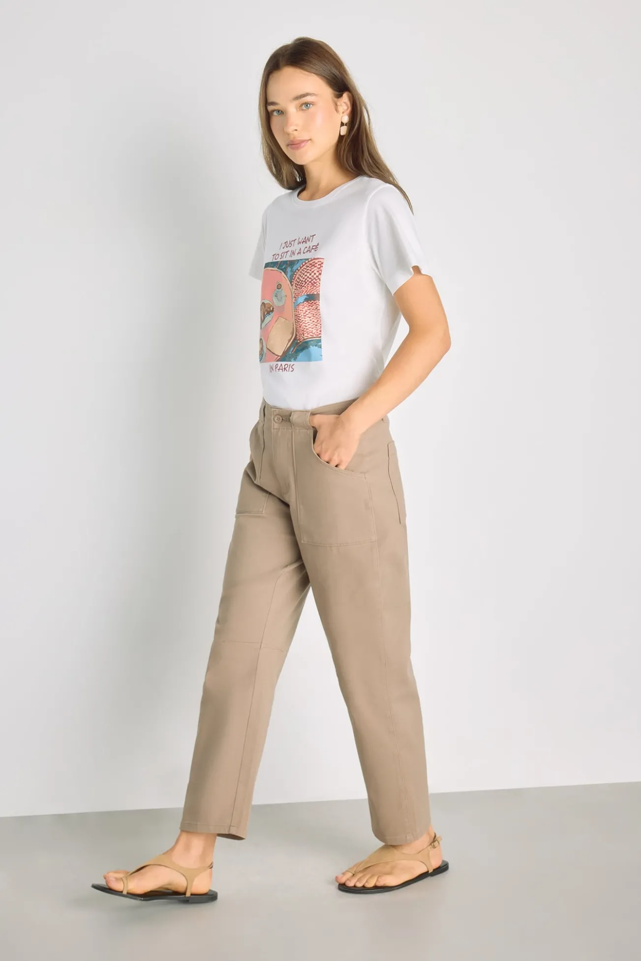 Calça color com bolsos de remendo