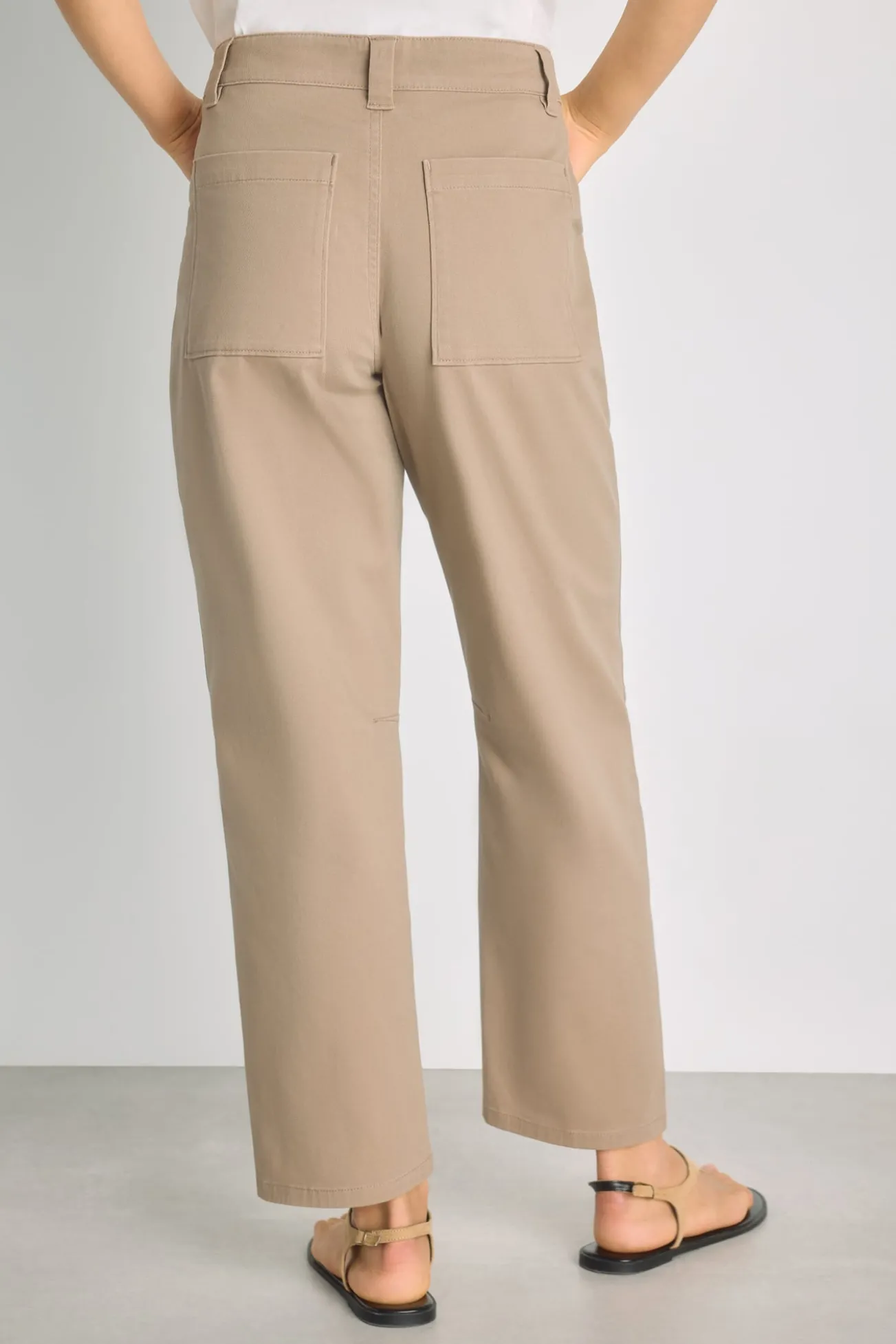 Calça color com bolsos de remendo