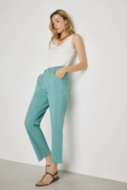 Calça color com bolsos de remendo