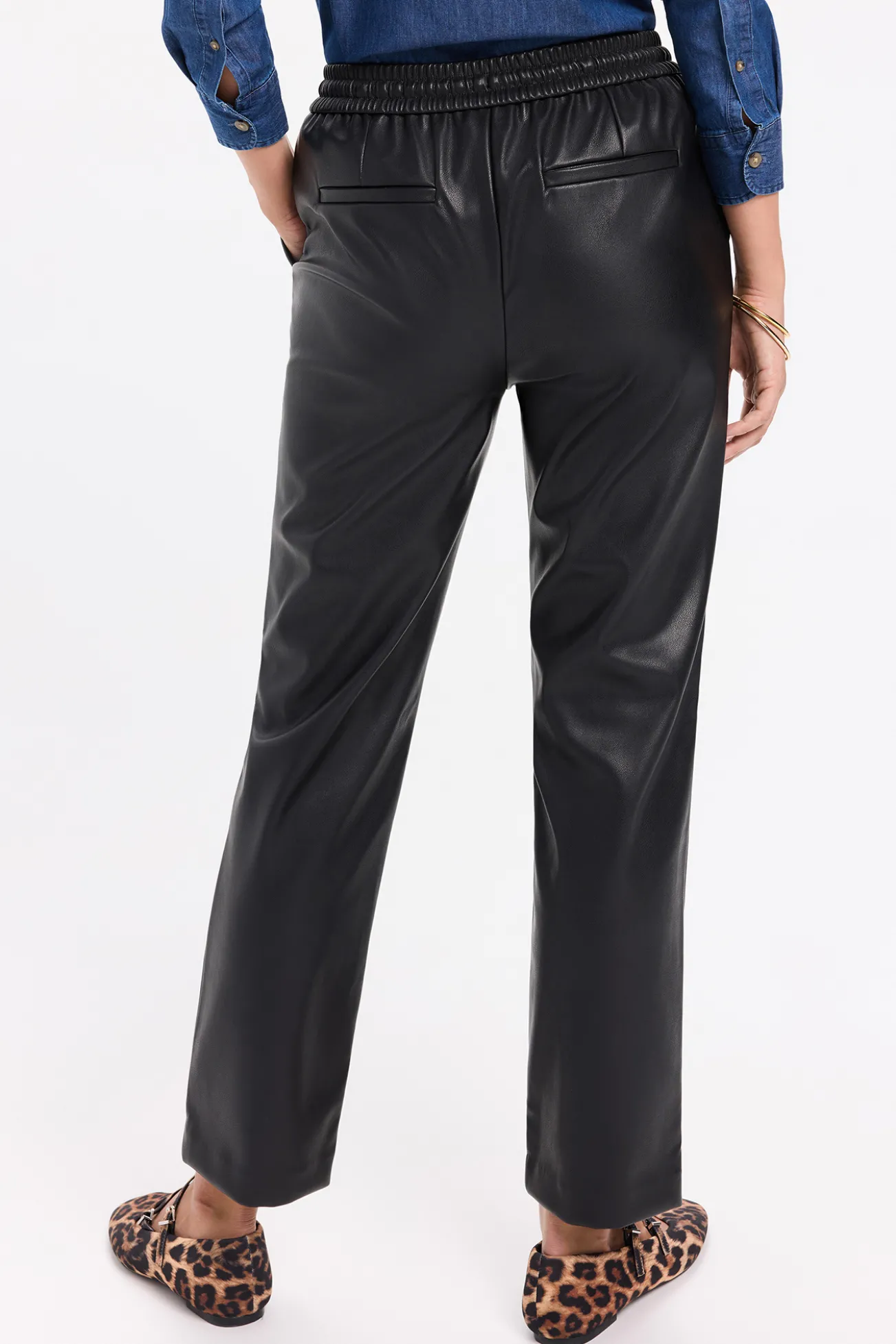 Calça com cós elástico e efeito couro