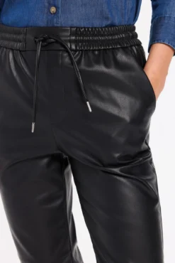 Calça com cós elástico e efeito couro