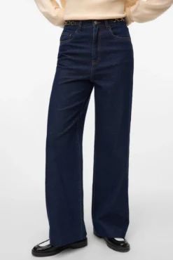 Calça com detalhe de corrente