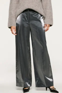 Calça com efeito metálico