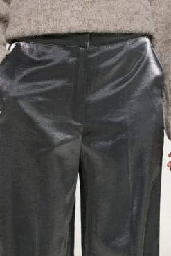 Calça com efeito metálico