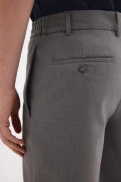 Calça com elástico lateral