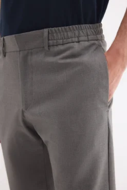 Calça com elástico lateral