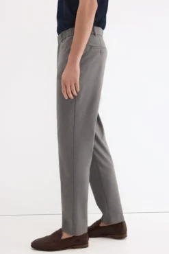 Calça com elástico lateral