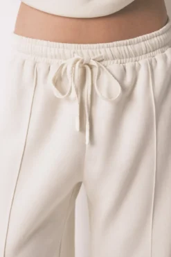 Calça comprida branca de pelúcia fina
