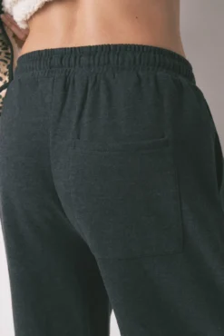 Calça comprida cenoura em pelúcia fina cinza