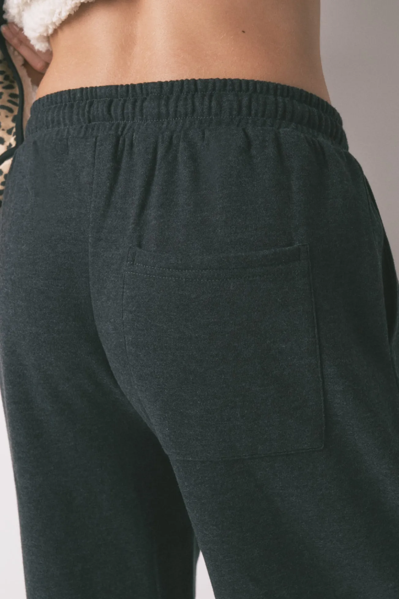 Calça comprida cenoura em pelúcia fina cinza