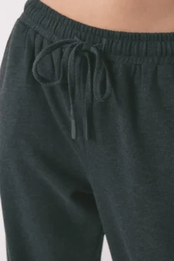 Calça comprida cenoura em pelúcia fina cinza