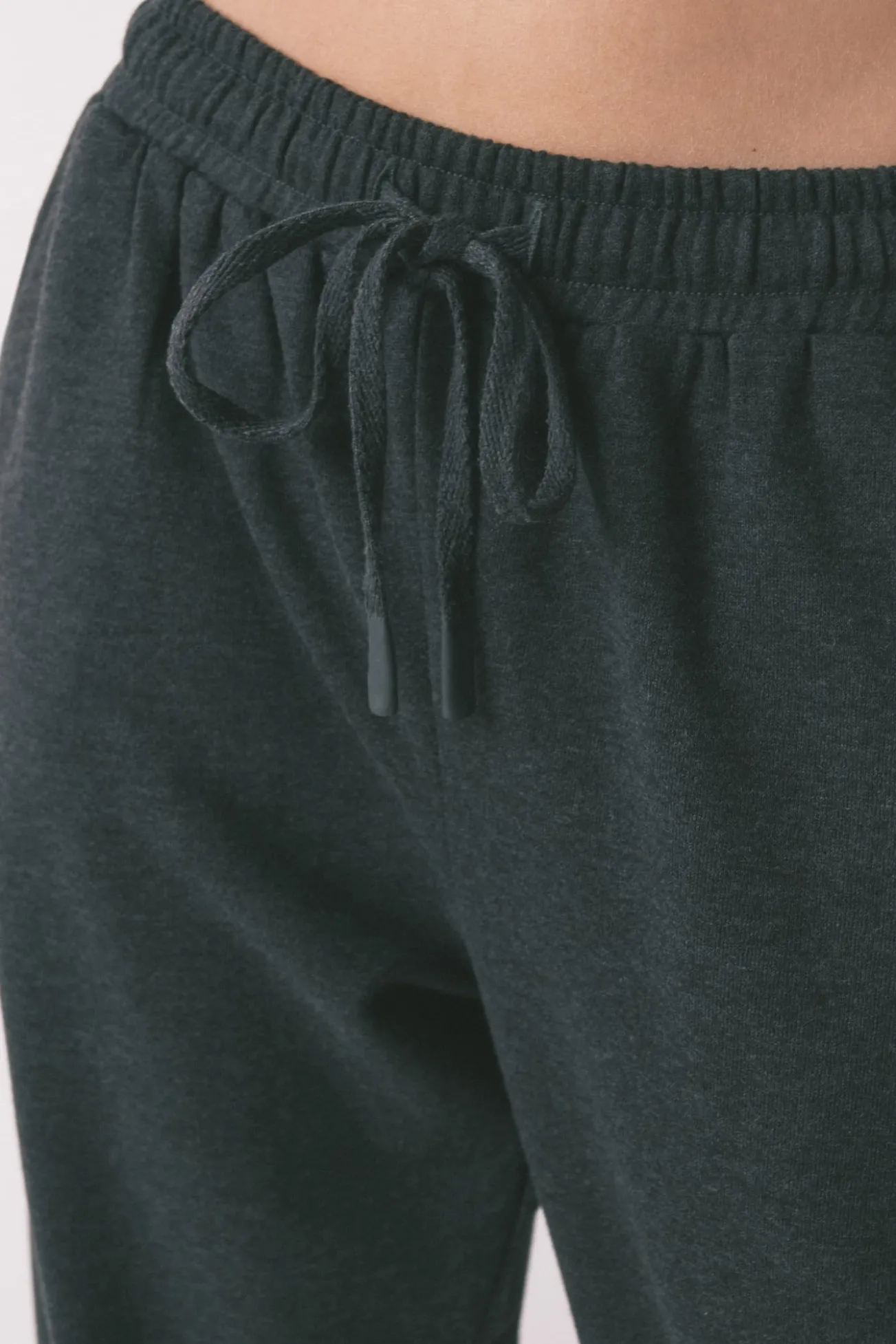 Calça comprida cenoura em pelúcia fina cinza