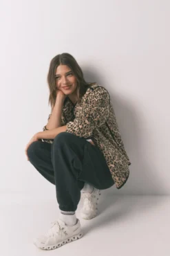 Calça comprida cenoura em pelúcia fina cinza