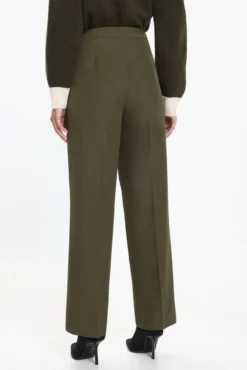 Calça comprida com detalhe de botão