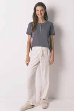 Calça comprida de flanela branca com estampa xadrez