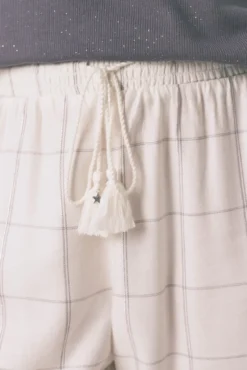 Calça comprida de flanela branca com estampa xadrez