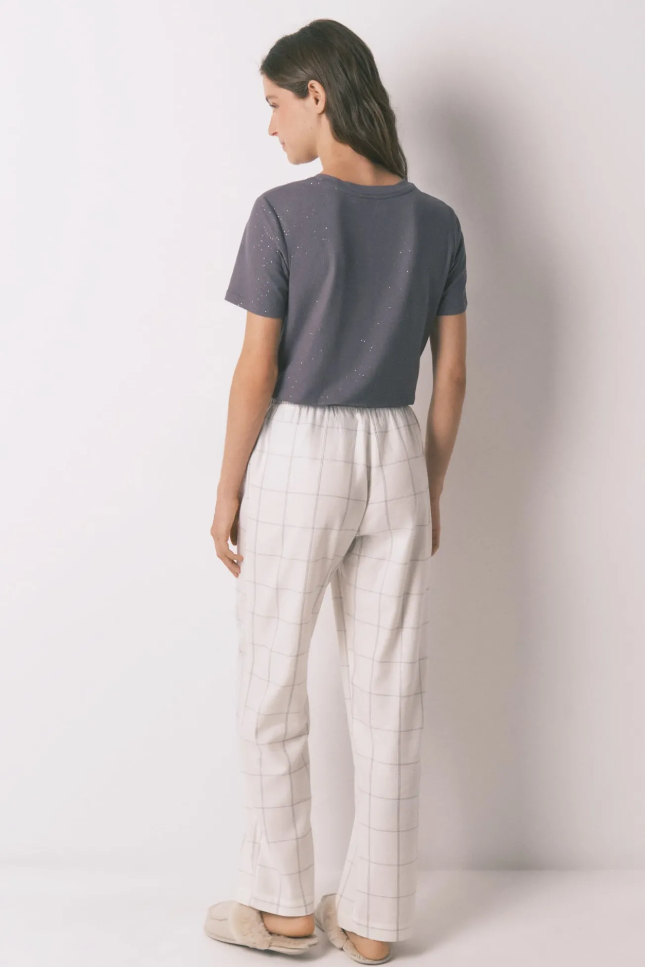 Calça comprida de flanela branca com estampa xadrez