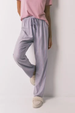 Calça comprida de flanela com estampa riscas multicolorida