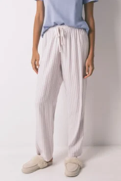 Calça comprida de flanela com estampa riscas multicolorida