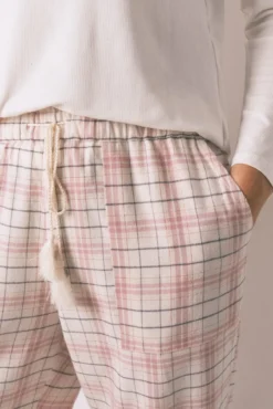 Calça comprida de flanela rosa com estampa xadrez
