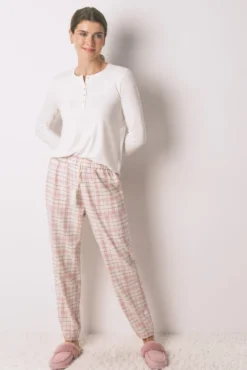 Calça comprida de flanela rosa com estampa xadrez